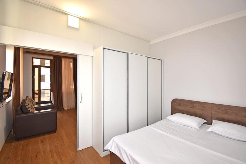 74/3New Building In The Center Of The Capital Apartment Ереван Екстериор снимка